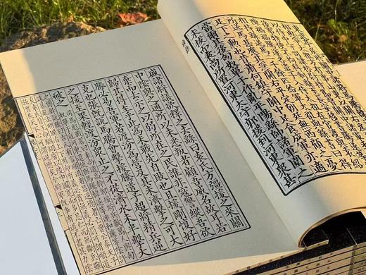 【重磅推荐】《宋本三国志》，西晋陈寿著，南朝宋裴松之注。4函32册，分太史连纸/宣纸两种版本，1470个筒子页，高29cm  宽18cm，兰色洒金耿绢封面，宋锦函套，黄山书社2024年11月初版。 商品图14