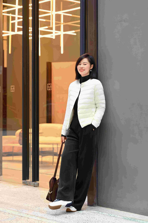 「老顾客福利— 95鹅绒服」洛诗琳气质轻薄短款鹅绒服简约圆领轻盈保暖羽绒服外套【5天左右发货】YD537261 商品图3