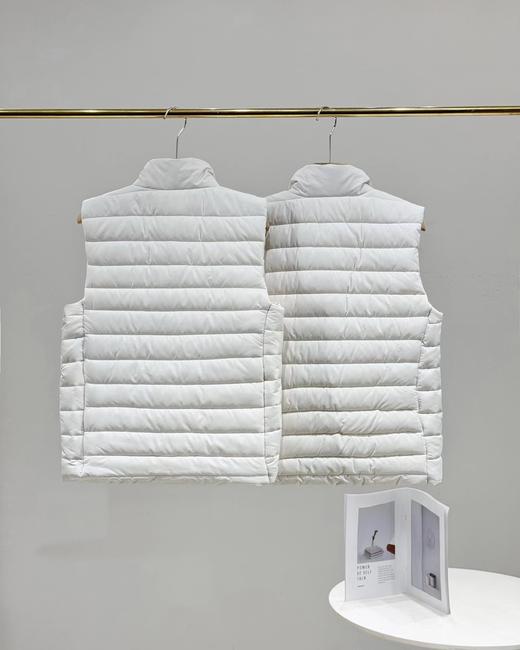 D123003女款轻便又保暖小马刺绣排骨羽绒马甲米白色马甲 商品图1