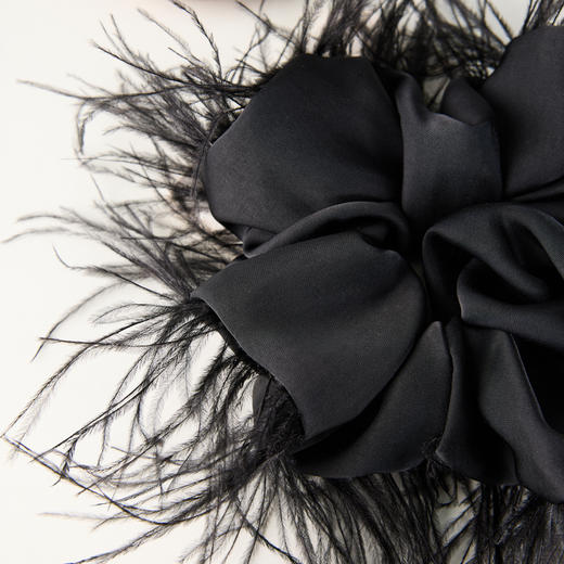 三彩2026新款羽毛装饰缎面发圈暗黑轻奢小众氛围感个性时尚灵动女 商品图1