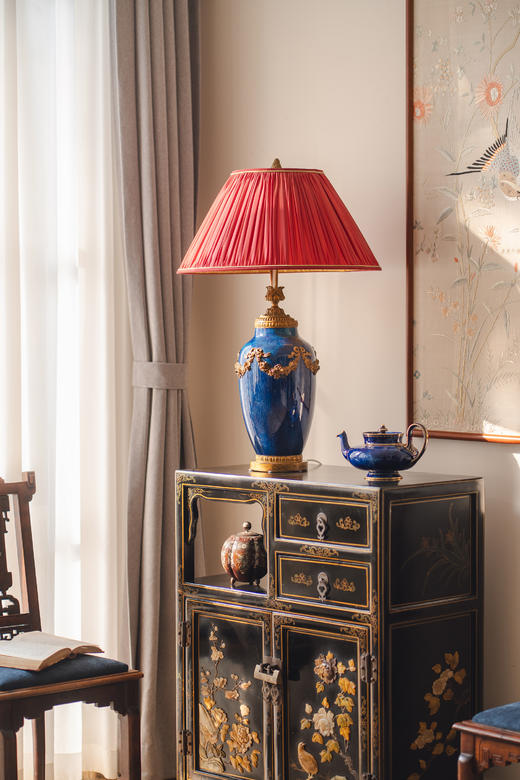 【已售】独角鹿西洋古董19世纪末法国出品古典缎带花蔓主题铜鎏金精雕装饰絮状蓝釉瓷瓶及布面百褶灯罩双枝头台灯 商品图0