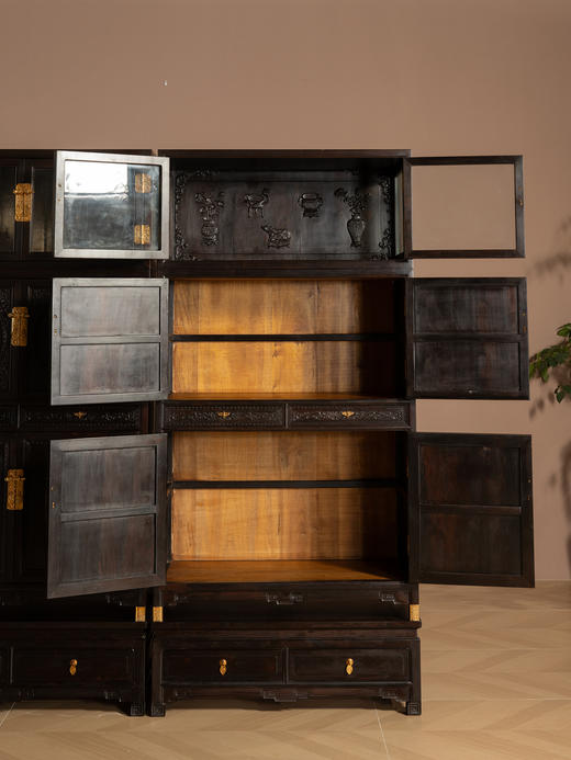 二十世纪	乌木镶楠木浮雕博古清供图书柜（一对） 商品图3