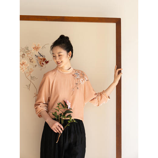 牧衣游原创 丝绒手工刺绣衬衫新款通勤优雅复古新中式上衣 幸禾 商品图1