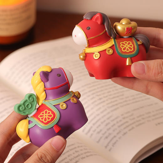 【国潮文物❗️马上有好运小摆件】这波是把福气拿捏住了，天真活泼萌趣横生，选用优质树脂打造，久置不易褪色变形，2026本命年伴手礼招财装饰品新年礼物QQ 商品图2