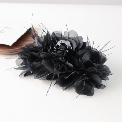 三彩2026新款火鸡毛装饰大抓夹暗黑轻奢小众氛围感个性时尚灵动女 商品图2