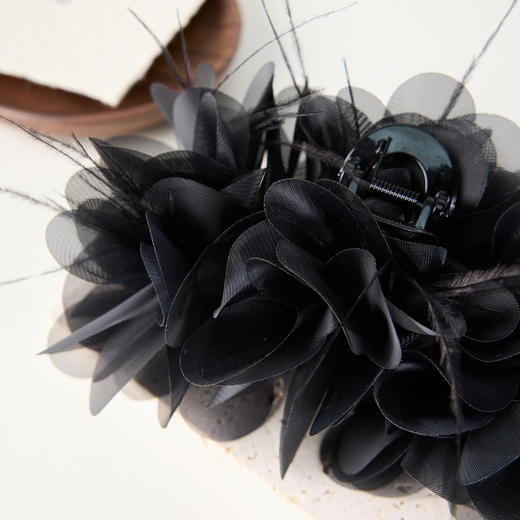 三彩2026新款火鸡毛装饰大抓夹暗黑轻奢小众氛围感个性时尚灵动女 商品图3