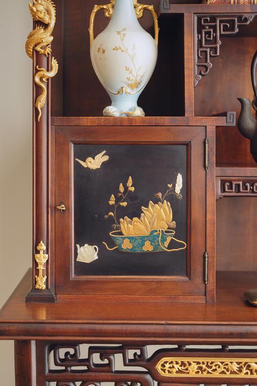 独角鹿西洋古董19世纪末法国家具名坊VIARDOT签名出品东方风格蟠龙主题铜鎏金精雕装饰回纹胡桃木多宝阁式展柜 商品图4