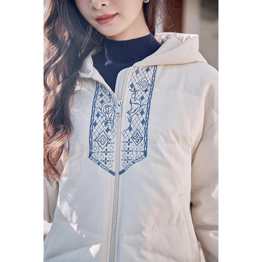 红念米杏色连帽刺绣羽绒服女短款设计感冬季2025新款冬装外套上衣 商品图3