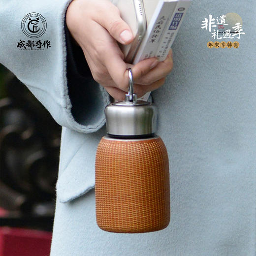 #非遗礼遇季#【成都手作 瓷胎竹编保温杯】非遗竹编保温杯 食品级不锈钢保温保冷壶 大容量户外便携水壶 运动水杯 多规格可选 旅行便携 【手工编织】清仓活动售完即止 商品图1