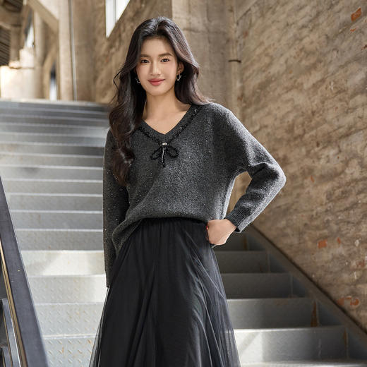 奢姿大码女装2025冬季时尚亮片装饰V领针织衫胖妹妹气质温柔上衣9854691136 商品图1