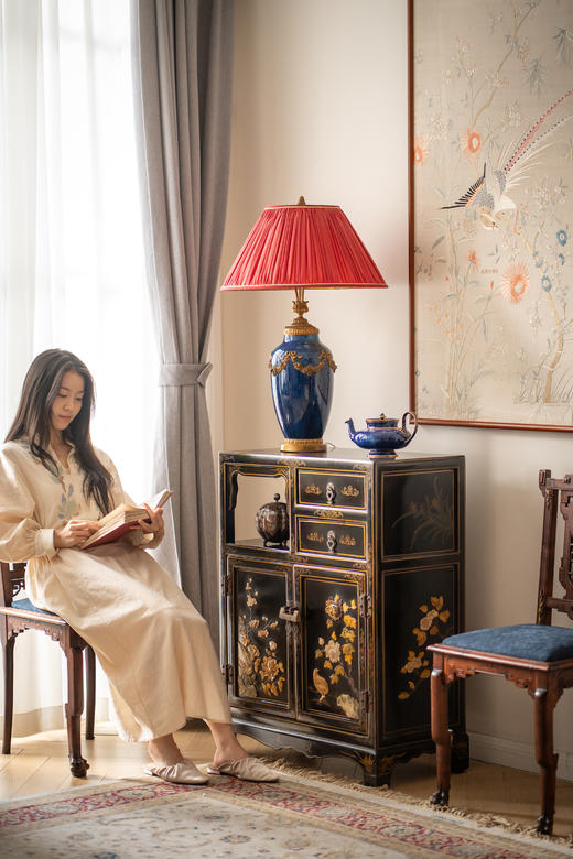 【已售】独角鹿西洋古董19世纪末法国出品古典缎带花蔓主题铜鎏金精雕装饰絮状蓝釉瓷瓶及布面百褶灯罩双枝头台灯 商品图1