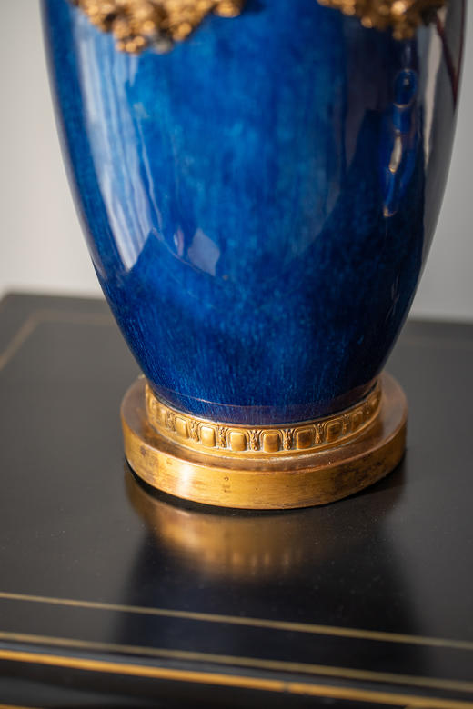 【已售】独角鹿西洋古董19世纪末法国出品古典缎带花蔓主题铜鎏金精雕装饰絮状蓝釉瓷瓶及布面百褶灯罩双枝头台灯 商品图8