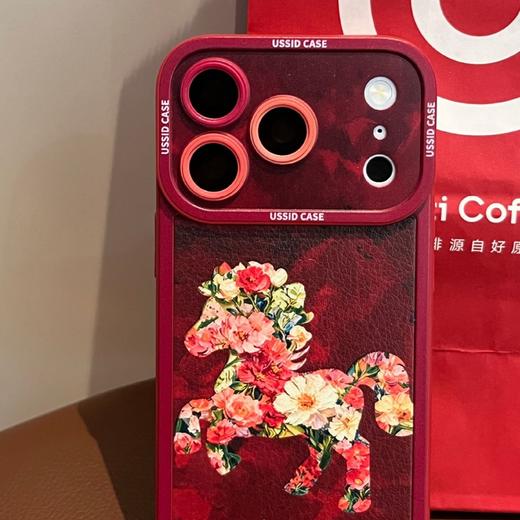 【精致美观时尚❗️满满新年氛围感】2026马年新年春节手机壳适用苹果17p玫瑰16pm皮质iPhone15pro硬红色14新年13套。jc 商品图2