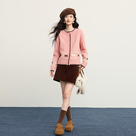 【12/31新品】【12/31新品】熙世界含羊毛撞色提花厚毛衣外套女2025秋冬新款圆领粉色针织开衫 商品图2