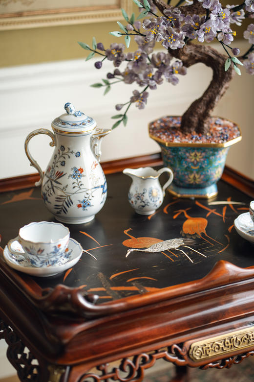 【已售】独角鹿西洋古董19世纪法国出品VIARDOT东方风格铜鎏金装饰仙鹤主题黑地金漆彩绘桌面嵌祥云纹红木精雕桌几 商品图4