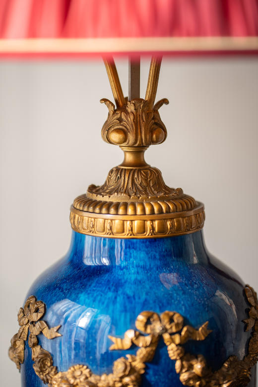 【已售】独角鹿西洋古董19世纪末法国出品古典缎带花蔓主题铜鎏金精雕装饰絮状蓝釉瓷瓶及布面百褶灯罩双枝头台灯 商品图7