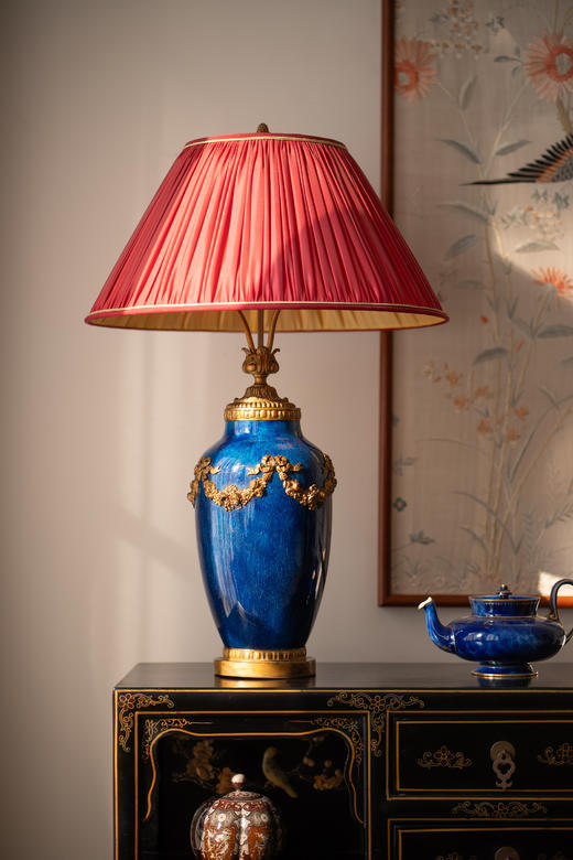 【已售】独角鹿西洋古董19世纪末法国出品古典缎带花蔓主题铜鎏金精雕装饰絮状蓝釉瓷瓶及布面百褶灯罩双枝头台灯 商品图3