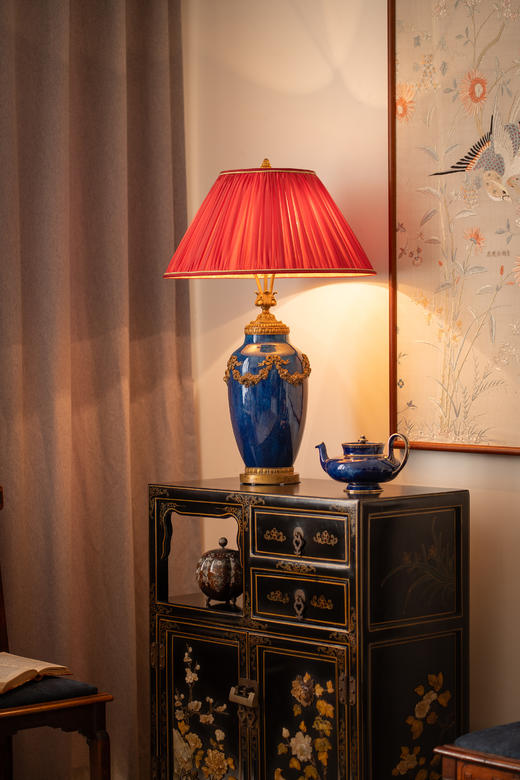 【已售】独角鹿西洋古董19世纪末法国出品古典缎带花蔓主题铜鎏金精雕装饰絮状蓝釉瓷瓶及布面百褶灯罩双枝头台灯 商品图2