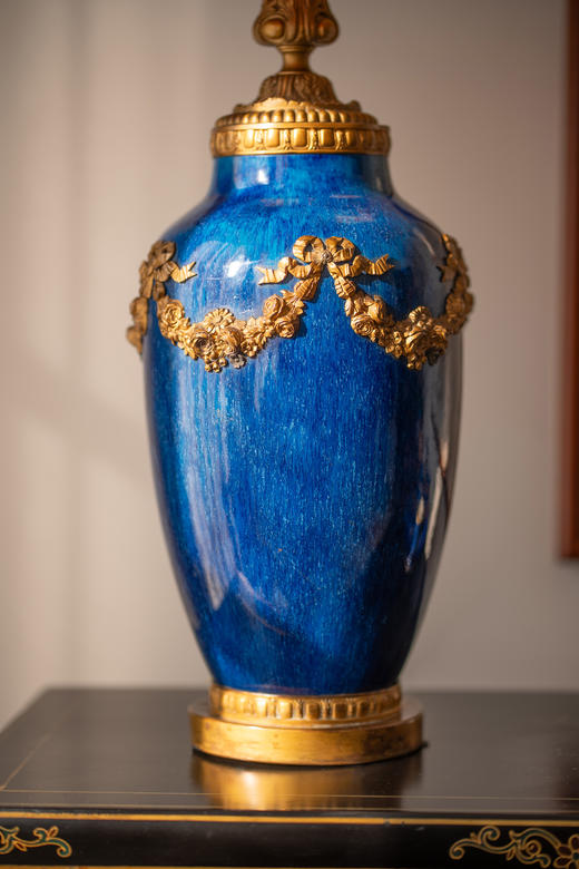 【已售】独角鹿西洋古董19世纪末法国出品古典缎带花蔓主题铜鎏金精雕装饰絮状蓝釉瓷瓶及布面百褶灯罩双枝头台灯 商品图4