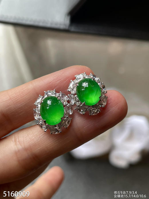 玻璃种艳绿蛋面耳钉【5160909】具体价格微信咨询 商品图3