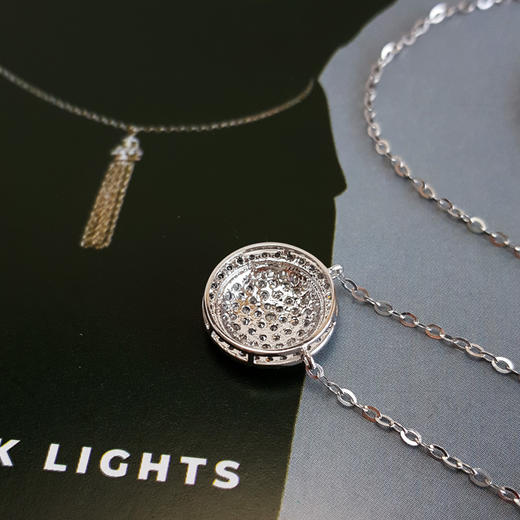 AU750白金简约时尚群镶款钻石吊坠项链12.5*12.5*4.2MM（皆取最大值）链长：44CM（长度可调节） 231225TJ31 商品图4