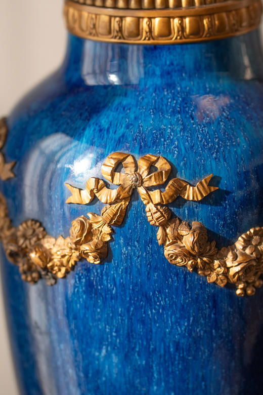 【已售】独角鹿西洋古董19世纪末法国出品古典缎带花蔓主题铜鎏金精雕装饰絮状蓝釉瓷瓶及布面百褶灯罩双枝头台灯 商品图6
