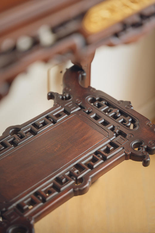 独角鹿西洋古董19世纪末法国家具名坊VIARDOT签名出品东方风格蟠龙主题铜鎏金精雕装饰回纹胡桃木多宝阁式展柜 商品图9