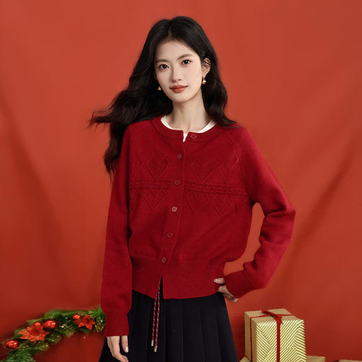 【12/31新品】熙世界本命年新年红色开衫毛衣女2025秋冬新款爱心提花圆领针织衫 商品图4