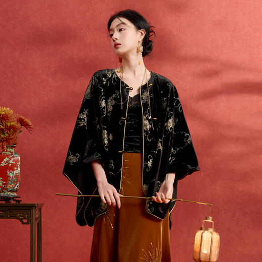 三彩2026新款金绣花纹黑丝绒国风披肩贵气聚会氛围感盘扣复古女 商品图1