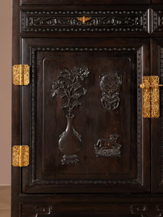 二十世纪	乌木镶楠木浮雕博古清供图书柜（一对） 商品图4