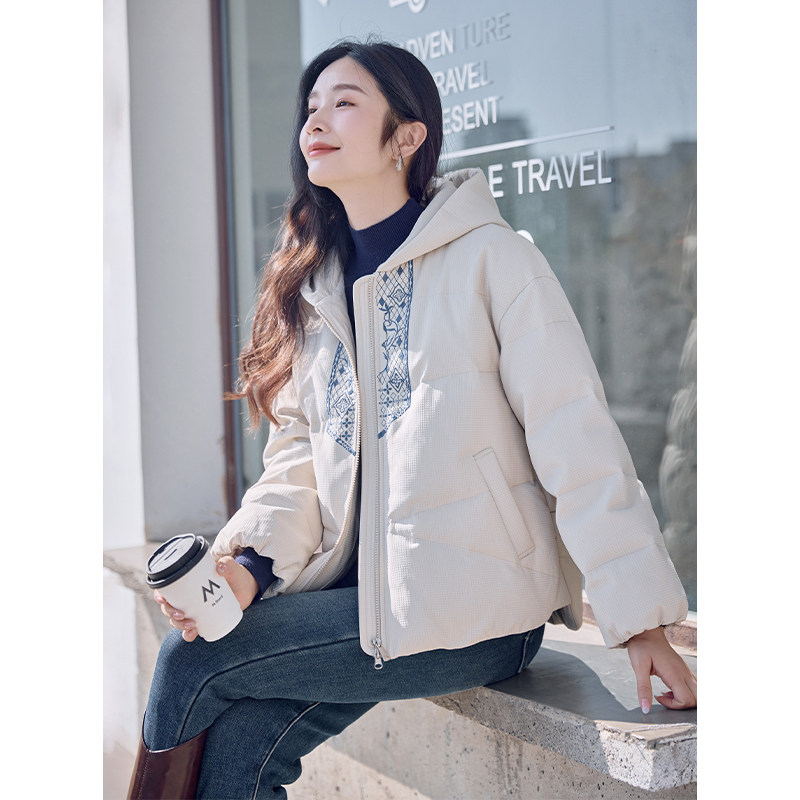 红念米杏色连帽刺绣羽绒服女短款设计感冬季2025新款冬装外套上衣