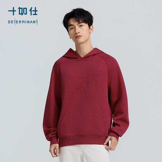 【FW26新品】秋冬保暖针织空气棉马年印花套头帽衫-酒红色LH04-06 商品图1