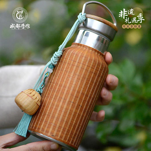 #非遗礼遇季#【成都手作 瓷胎竹编保温杯】非遗竹编保温杯 食品级不锈钢保温保冷壶 大容量户外便携水壶 运动水杯 多规格可选 旅行便携 【手工编织】清仓活动售完即止 商品图6
