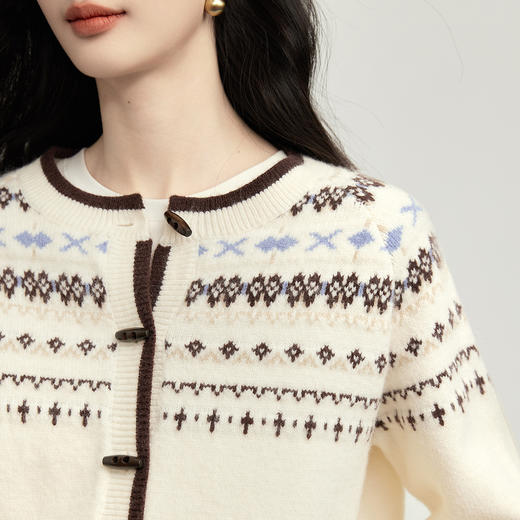 【12/31新品6.5折】熙世界红色系新年穿搭费尔岛毛衣女秋冬季复古牛角扣圆领针织开衫 商品图4