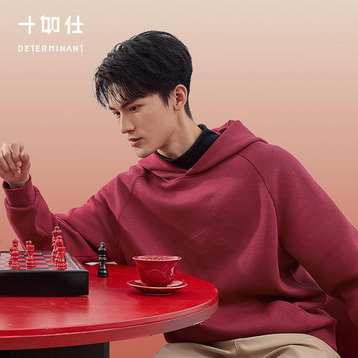 【FW26新品】秋冬保暖针织空气棉马年印花套头帽衫-酒红色LH04-06 商品图0