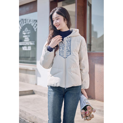 红念米杏色连帽刺绣羽绒服女短款设计感冬季2025新款冬装外套上衣 商品图1