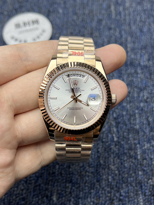 升级版 劳力士星期日历型系列 日志双历款 日志40mm 全玫金 男士机械腕表
机芯：搭载进口西铁城 商品图1