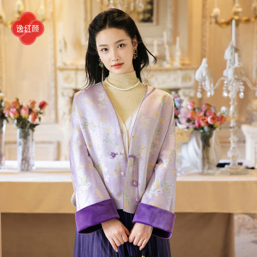 逸红颜俪兰2026迎新春新品织锦水仙牡丹图V领拼丝绒新中式外套女 商品图0