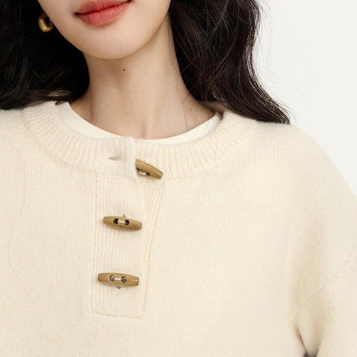 【12/31新品】熙世界【小羊羔初剪羊毛】条纹厚毛衣女冬季圆领牛角扣针织套头衫 商品图4