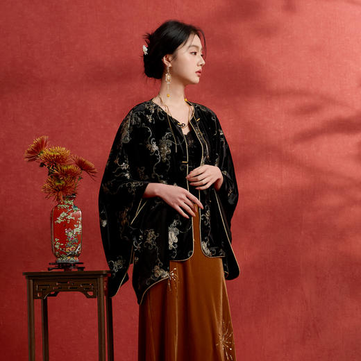 三彩2026新款金绣花纹黑丝绒国风披肩贵气聚会氛围感盘扣复古女 商品图2