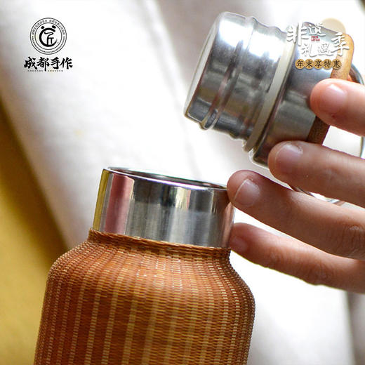 #非遗礼遇季#【成都手作 瓷胎竹编保温杯】非遗竹编保温杯 食品级不锈钢保温保冷壶 大容量户外便携水壶 运动水杯 多规格可选 旅行便携 【手工编织】清仓活动售完即止 商品图7