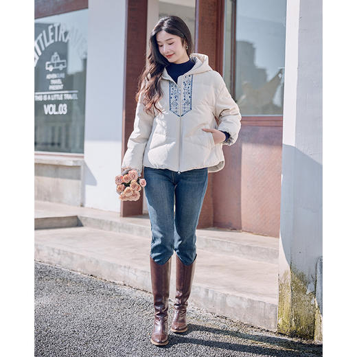 红念米杏色连帽刺绣羽绒服女短款设计感冬季2025新款冬装外套上衣 商品图2