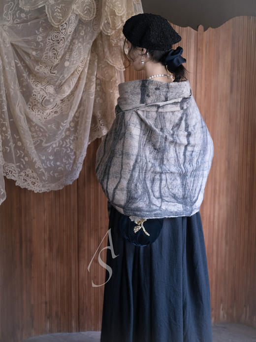 Silvana Manetti 米黑烟雾丝羊毛手工毡艺披肩 商品图5