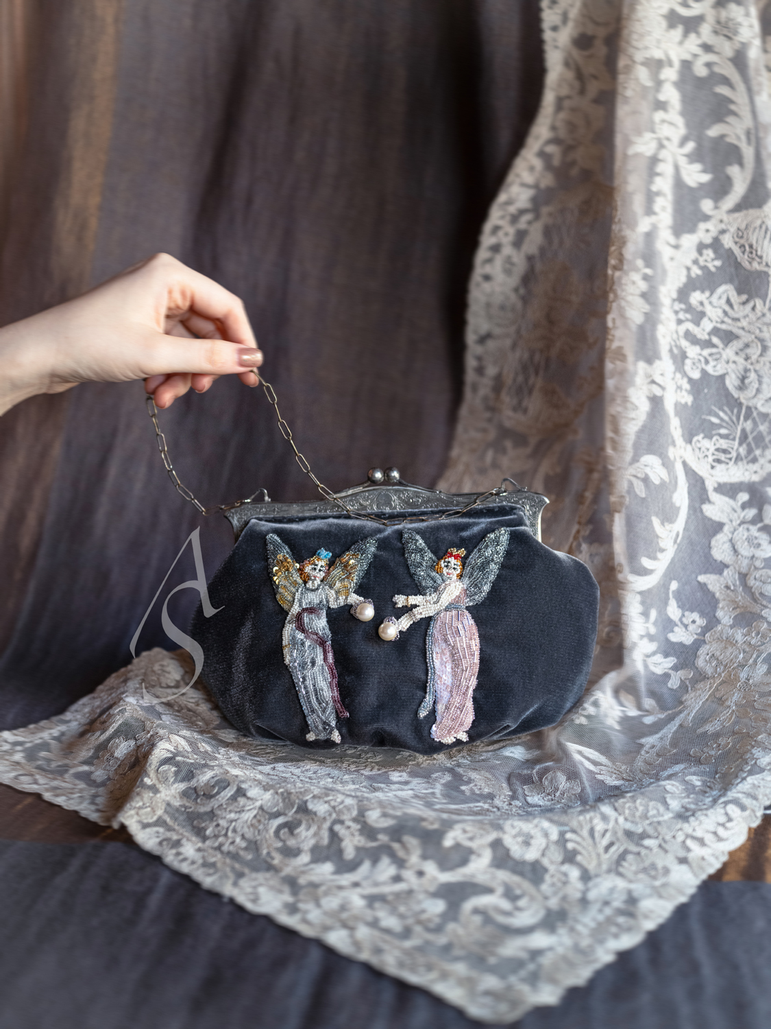 Wild Rose Hips 26SS 手工珠绣古董口金包