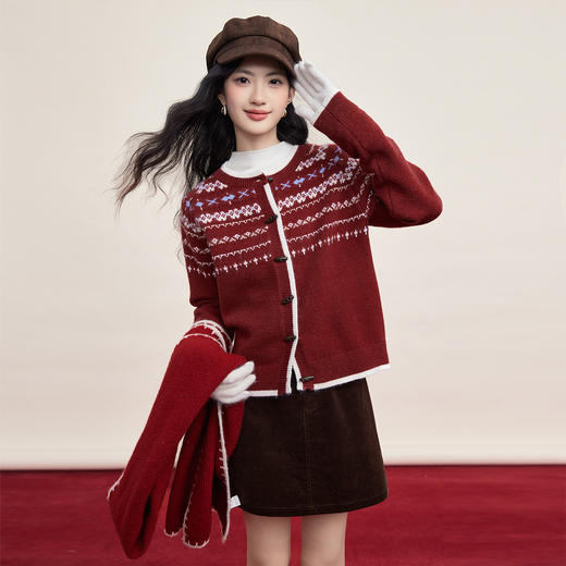 【12/31新品6.5折】熙世界红色系新年穿搭费尔岛毛衣女秋冬季复古牛角扣圆领针织开衫 商品图3