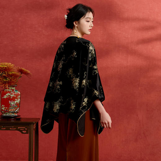 三彩2026新款金绣花纹黑丝绒国风披肩贵气聚会氛围感盘扣复古女 商品图4