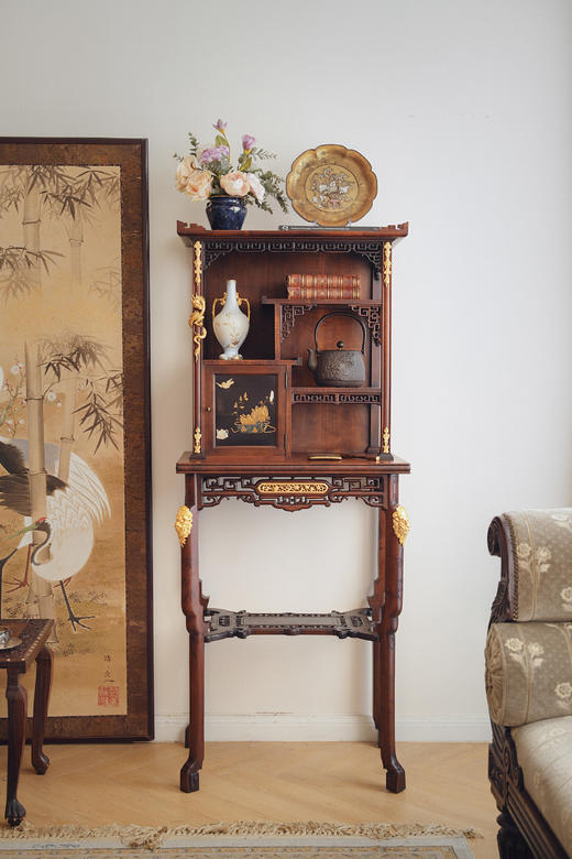 独角鹿西洋古董19世纪末法国家具名坊VIARDOT签名出品东方风格蟠龙主题铜鎏金精雕装饰回纹胡桃木多宝阁式展柜 商品图1