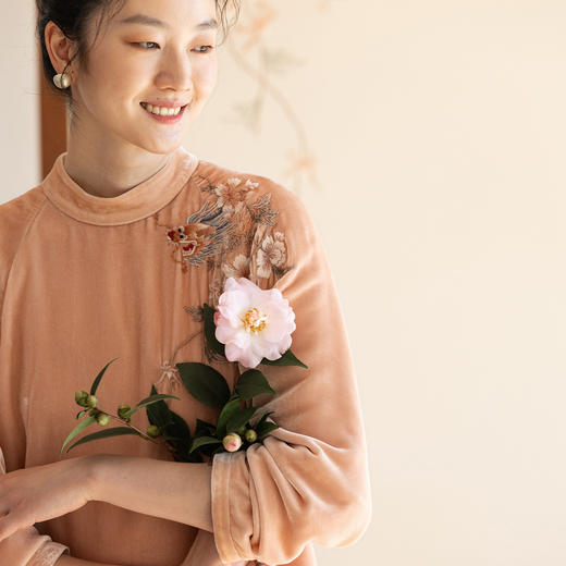 牧衣游原创 丝绒手工刺绣衬衫新款通勤优雅复古新中式上衣 幸禾 商品图0