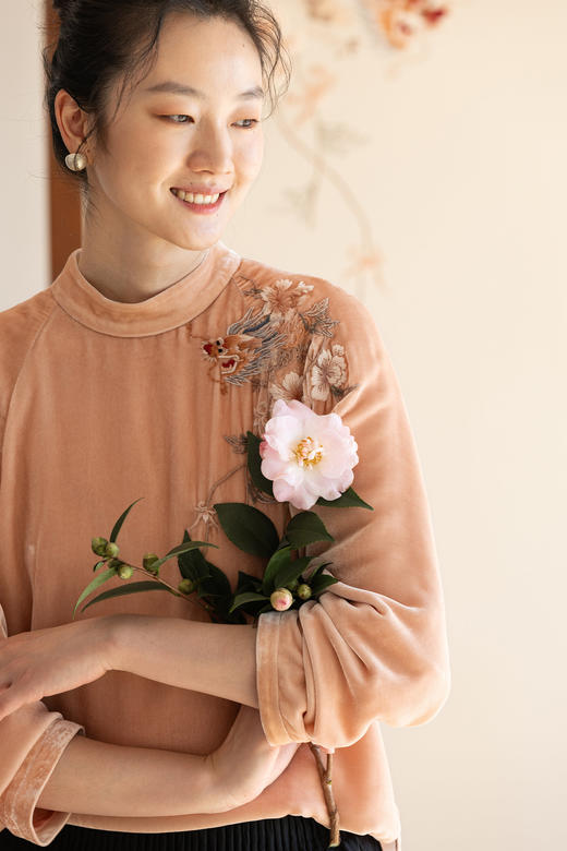 牧衣游原创 丝绒手工刺绣衬衫新款通勤优雅复古新中式上衣 幸禾 商品图5