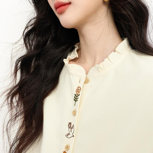 【12/31新品】熙世界复古加厚磨毛衬衫女秋冬2025年新款通勤木耳边长袖刺绣衬衣 商品图3